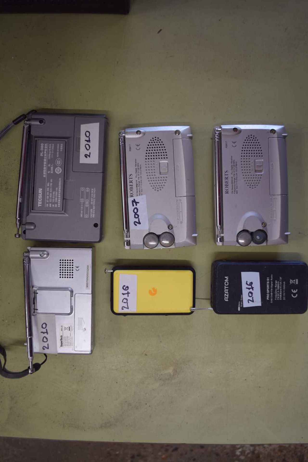 MIXED LOT: 6 RADIOS TO INCLUDE:TECSUN PL-380 (2010), ROBERTS SPORTS DIGITAL R9917 (2007), ROBERTS - Image 2 of 2