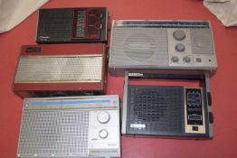 MIXED LOT: 5 RADIOS TO INCLUDE:PHILIPS FOUR BAND PORTABLE RADIO D2214 (1982), PHILIPS 4 BAND
