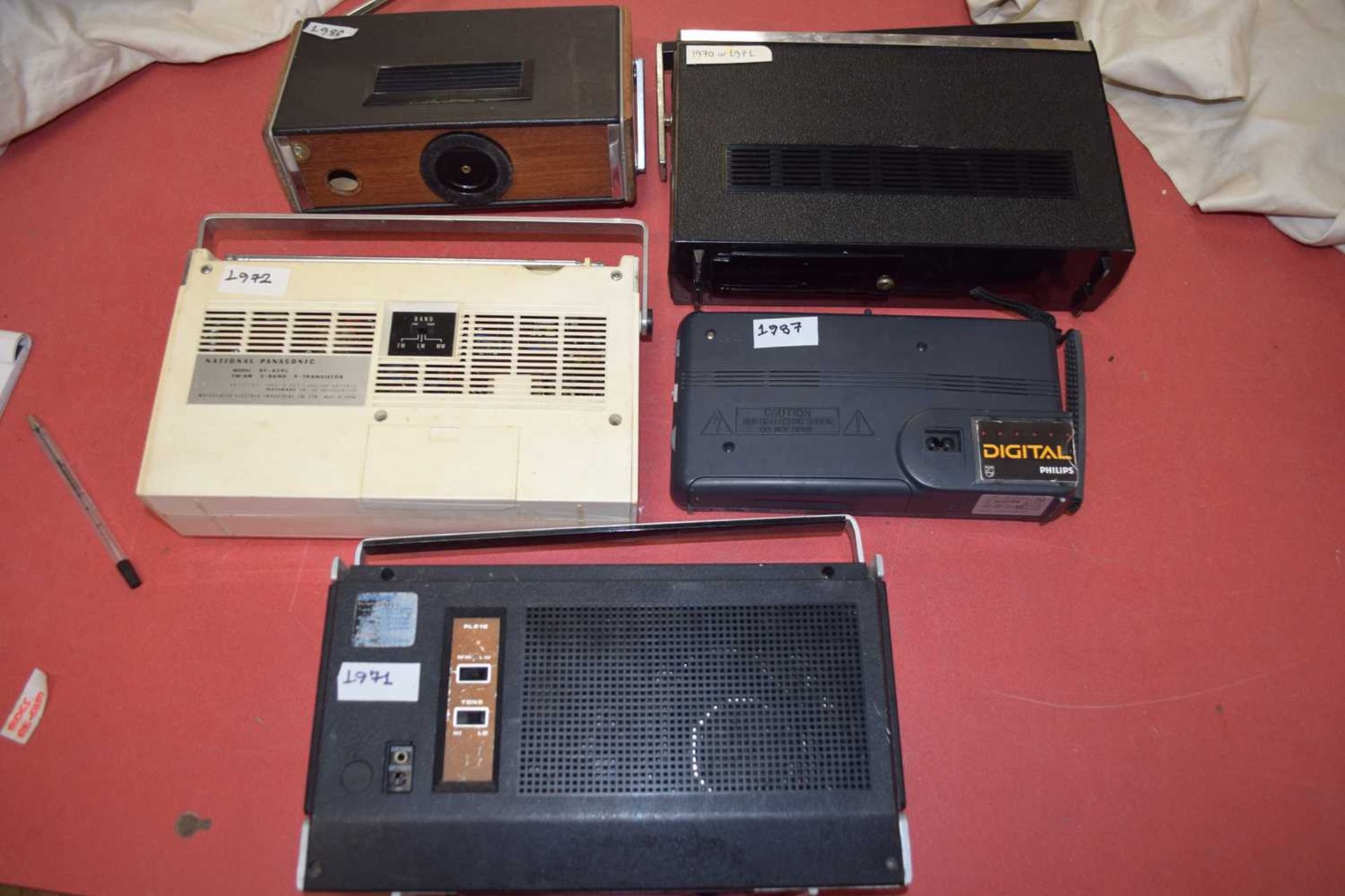 MIXED LOT: 5 RADIOS TO INCLUDE:GRUNDIG MUSIC BOY V101 (1970/71), PHILIPS (1971), NATIONAL - Image 2 of 2