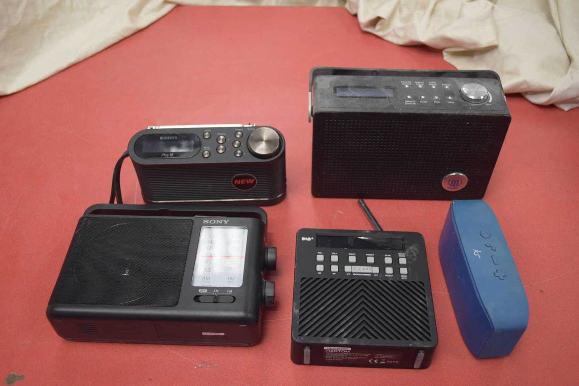 MIXED LOT: 5 RADIOS TO INCLUDE:SONY ICF-506 (2017), MAJORITY DAB RADIO CB3-DAB-BLK (2016), ROBERTS - Image 2 of 2