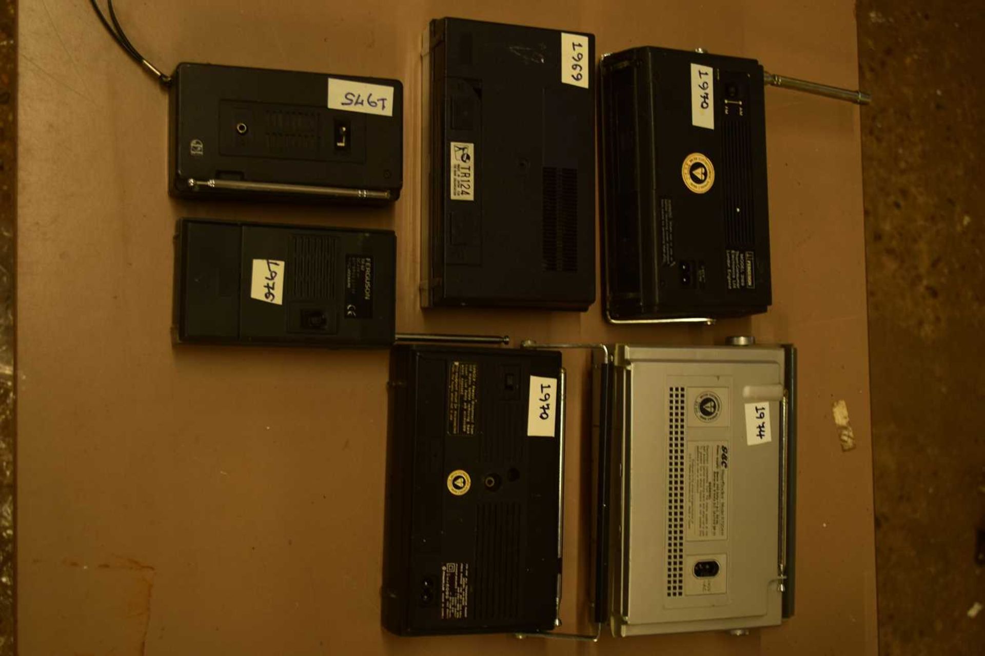 MIXED LOT: 6 RADIOS TO INCLUDE:FERGUSON TR62 2 BAND (1976), HITACHI KH-832E TRANSISTOR RADIO (1970), - Image 3 of 3
