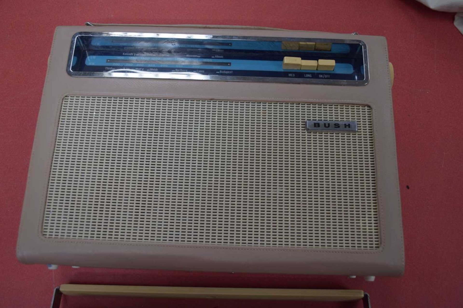 MIXED LOT: 5 RADIOS TO INCLUDE:PERIOD TOWN AND COUNTRY RADIO (1962), ULTRA TRANSISTOR SEVEN ( - Image 8 of 9