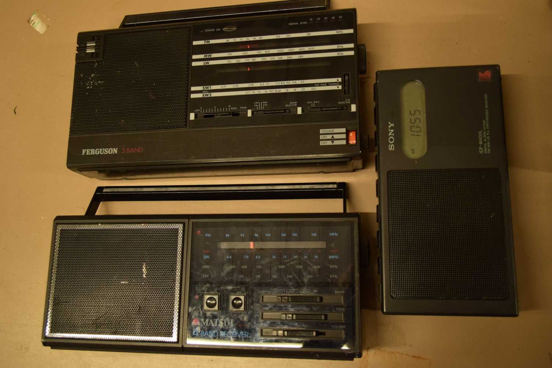 MIXED LOT: 5 RADIOS TO INCLUDE:MORPHY RICHARDS R165 4 BAND PORTABLE RADIO (1989), BUSH R661 10 - Image 4 of 5