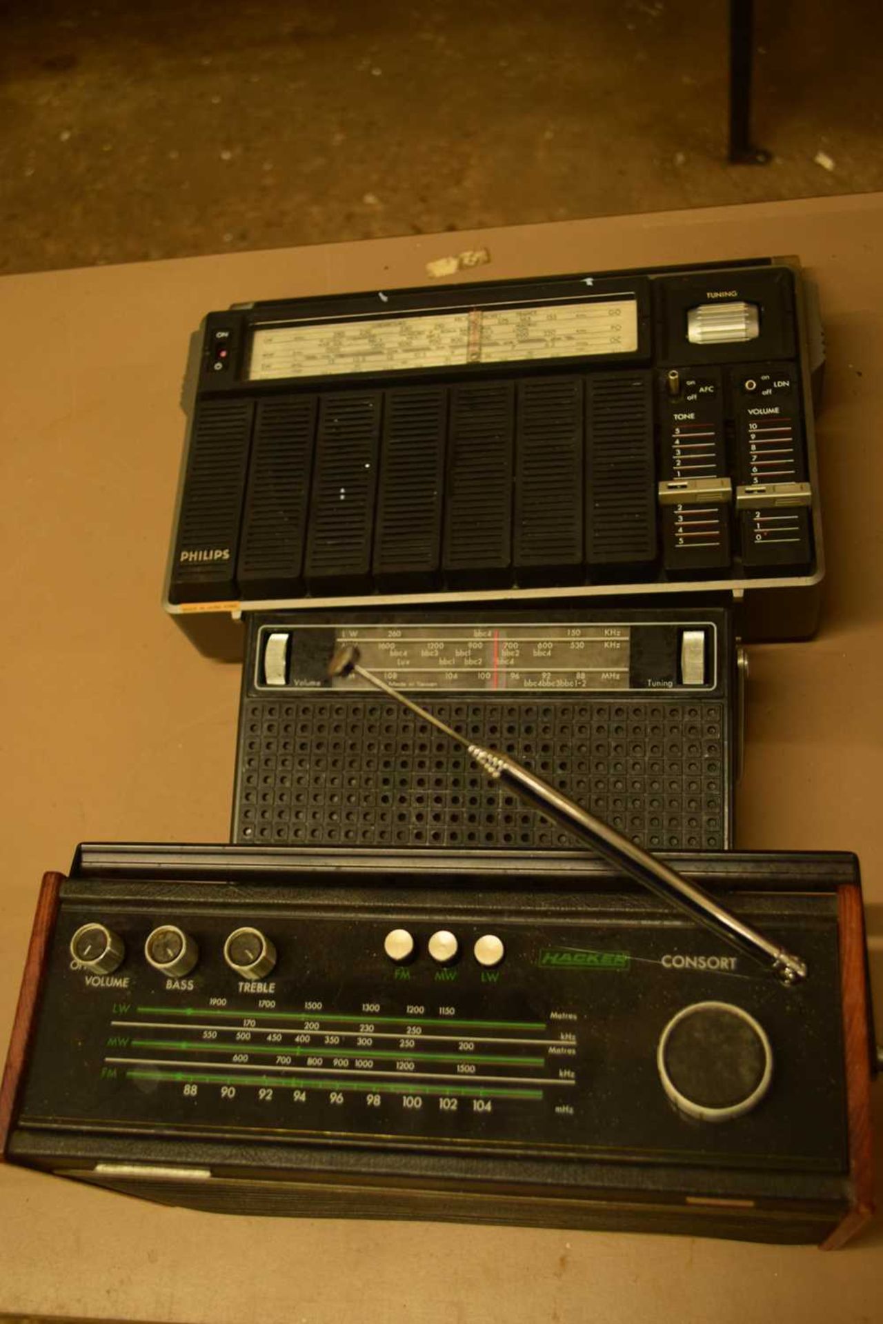 MIXED LOT: 5 RADIOS TO INCLUDE:HACKER CONSORT (1978), ULTRA MODEL 6193 (1979), PHILIPS 870 (1979), - Image 2 of 4
