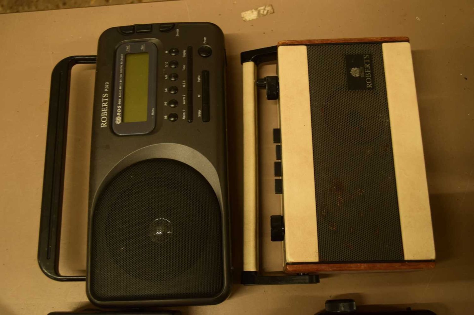 MIXED LOT: 5 RADIOS TO INCLUDE:ZEON TECH MULTIBAND RECEIVER 10 BAND (1996), ROBERTS R717 3 BAND ( - Image 3 of 5