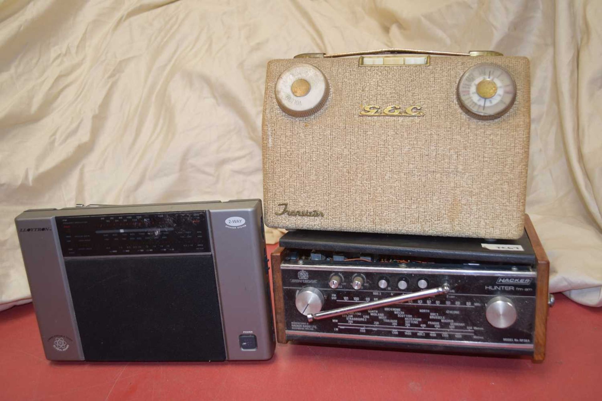 MIXED LOT: 6 RADIOS TO INCLUDE:GEC TRANSISTOR (1960), LLOYTRON 4 BAND PORTABLE RADIO WITH 2 WAY - Image 3 of 6