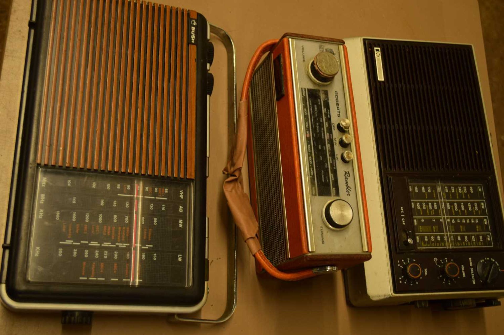 MIXED LOT: 6 RADIOS TO INCLUDE:ULTRA RADIO, PHILIPS 280, ROBERTS R606-MB (1977), BUSH BW5777A ( - Image 4 of 5