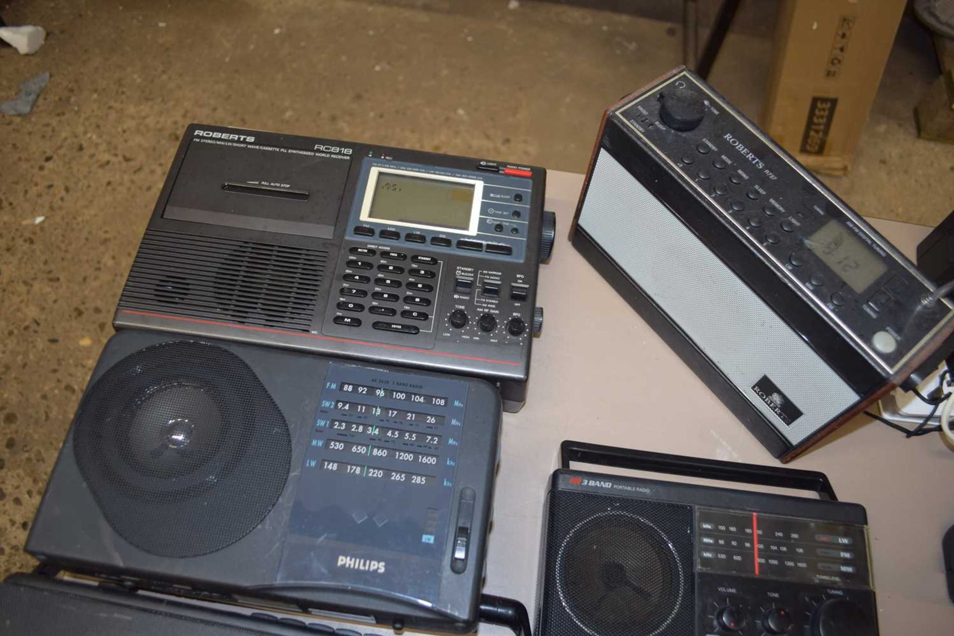 MIXED LOT: 6 RADIOS TO INCLUDE: GRUNDIG CONCERT BOY 230 (1992), PHILIPS TYPE AE 2630/05 (1994), - Image 3 of 5