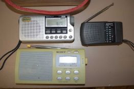 MIXED LOT: 5 RADIOS TO INCLUDE:ROBERTS (2001), ROBERTS R757 3 BAND RADIO, SONY RDS PORTABLE (