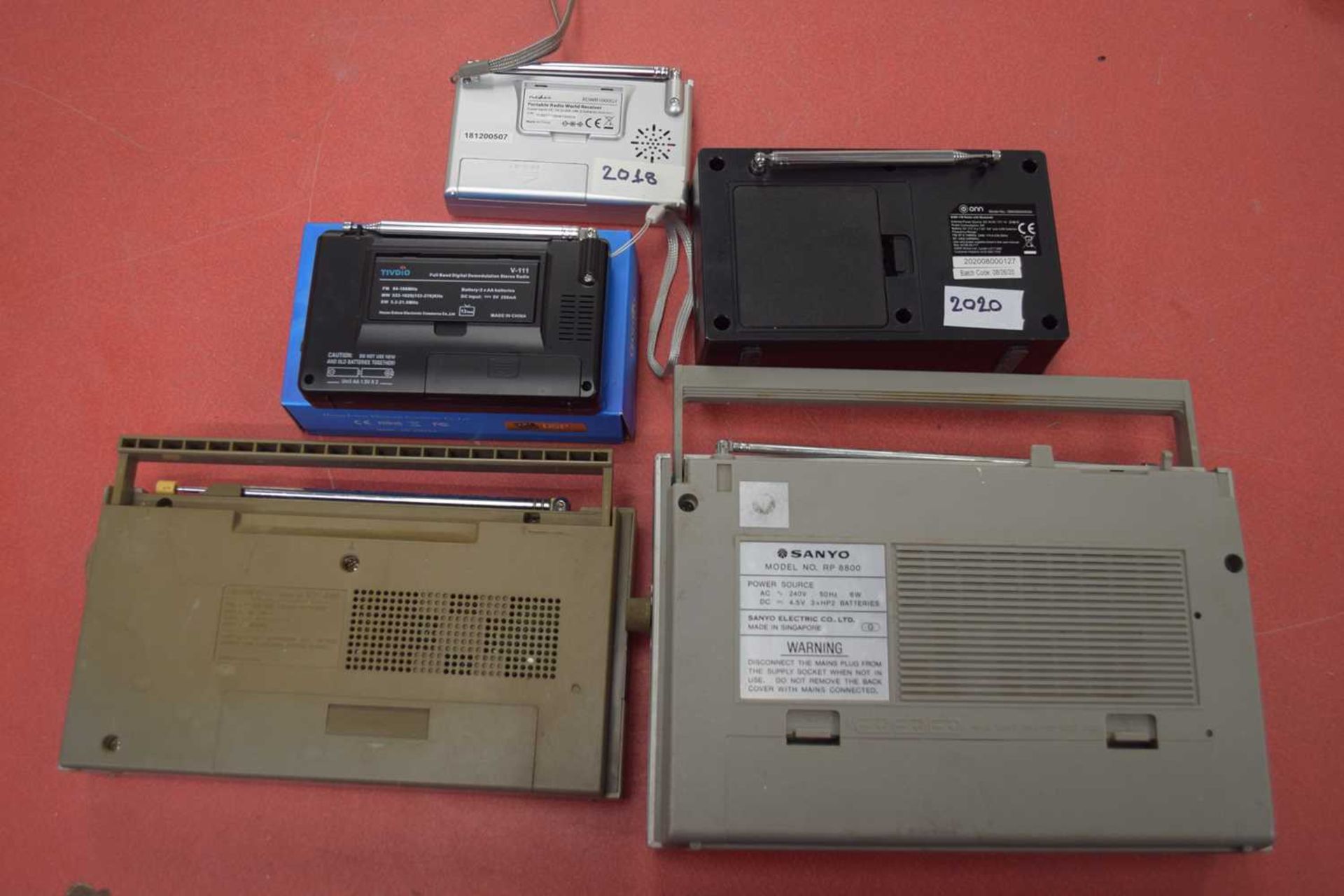 MIXED LOT: 5 RADIOS TO INCLUDE:SANYO 4 BAND RECEIVER RP8800, SONY 4 BAND RECEIVER ICF-900, ONN - Image 3 of 3