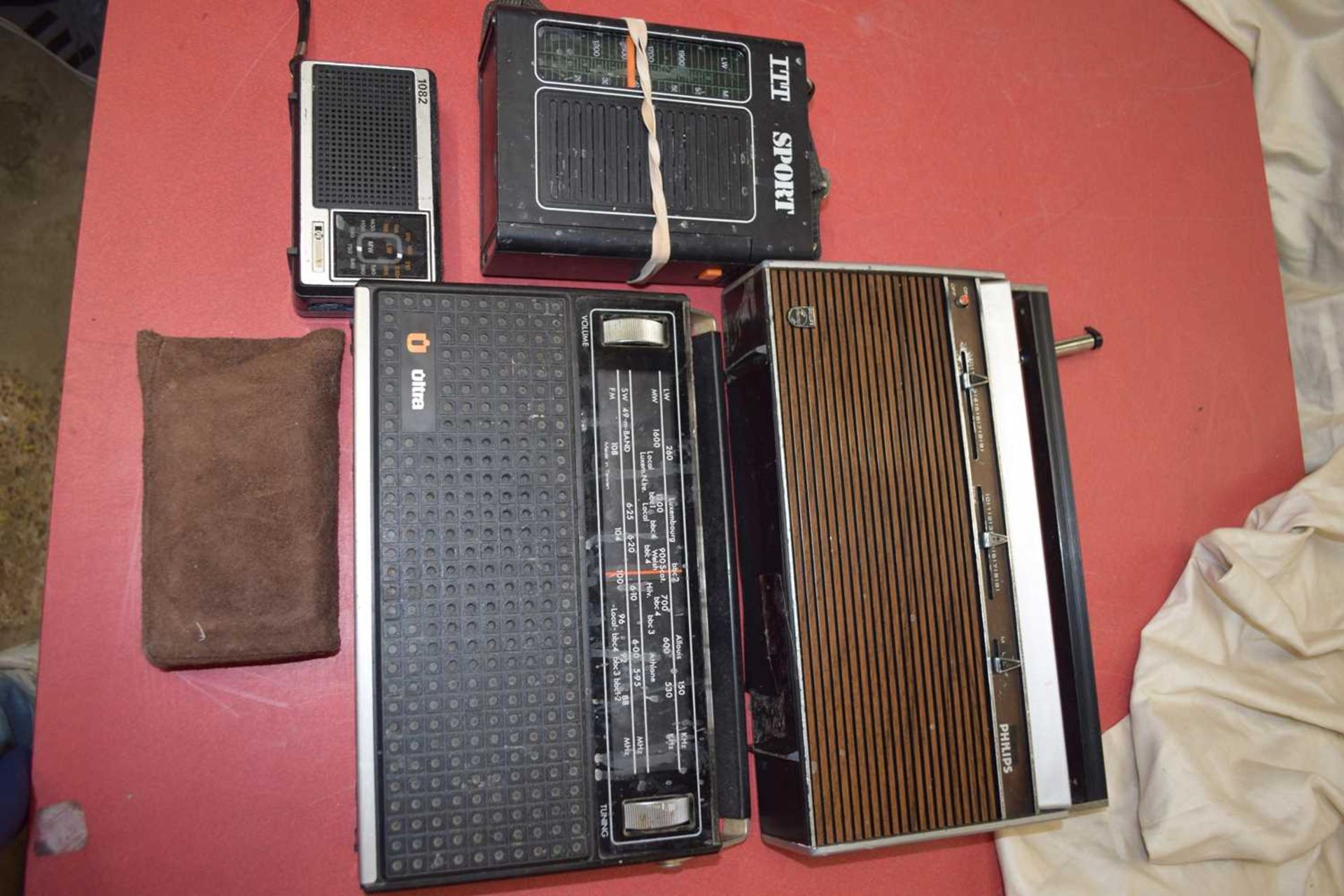 MIXED LOT: 5 RADIOS TO INCLUDE:GRUNDIG MICRO 400 (1975), PYE 1082 (1976), ITT SPORT (1975), ULTRA