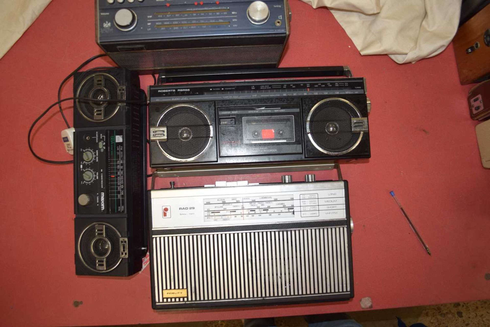 MIXED LOT: 4 RADIOS TO INCLUDE:MAXIM SUPER SOUND 2 BAND RECEIVER MX777 (1985), FIDELITY RAD 29 02502 - Image 2 of 3