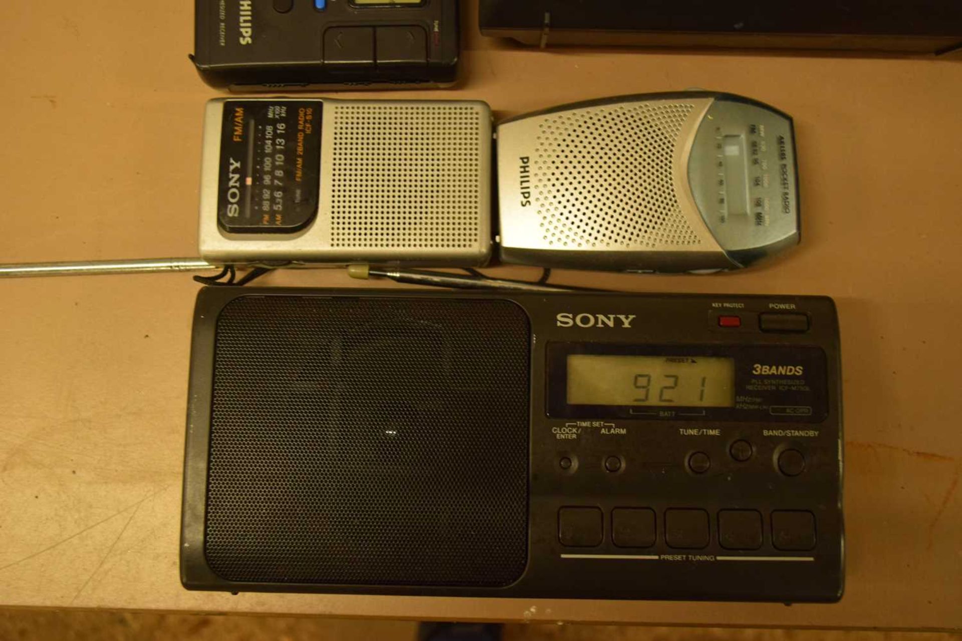 MIXED LOT: 6 RADIOS TO INCLUDE:SONY ICF-M750L 3 BAND (1996), PHILIPS POCKET RADIO AE1505 (1999), - Image 2 of 5