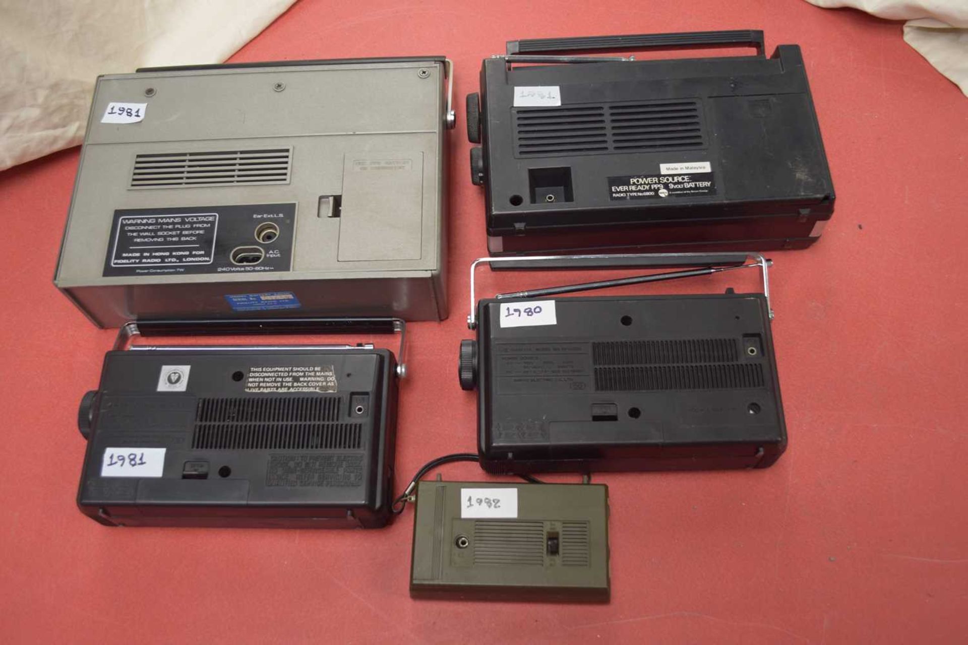 MIXED LOT: 5 RADIOS TO INCLUDE:FIDELITY BATTERY SAVER (1981) 01659, SKYLEADER 3 BAND RADIO (1981), - Image 2 of 2