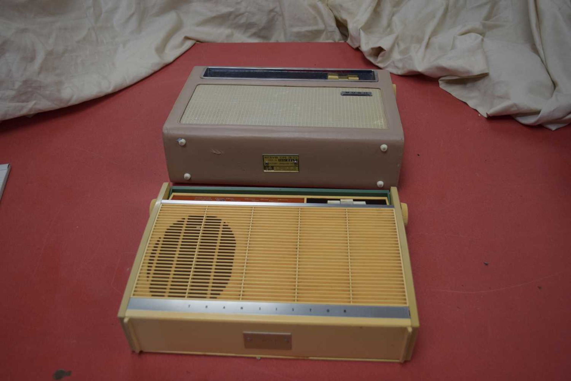 MIXED LOT: 5 RADIOS TO INCLUDE:PERIOD TOWN AND COUNTRY RADIO (1962), ULTRA TRANSISTOR SEVEN ( - Image 6 of 9