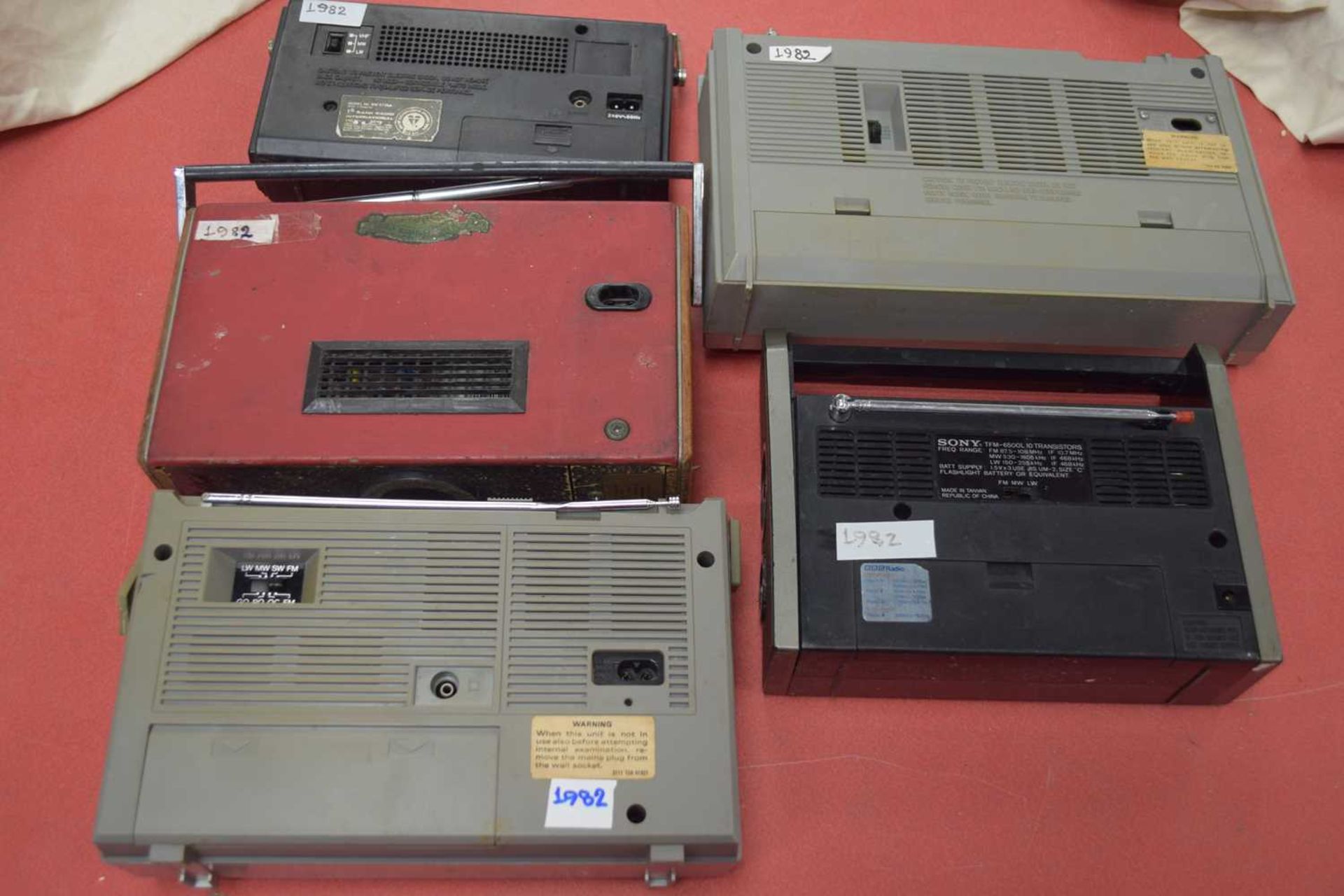 MIXED LOT: 5 RADIOS TO INCLUDE:PHILIPS FOUR BAND PORTABLE RADIO D2214 (1982), PHILIPS 4 BAND - Image 2 of 3