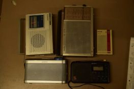 MIXED LOT: 5 RADIOS TO INCLUDE:SANYO RP7230 (1980), ROBERTS NEW CLASSIC 993 PORTABLE RADIO (2005),