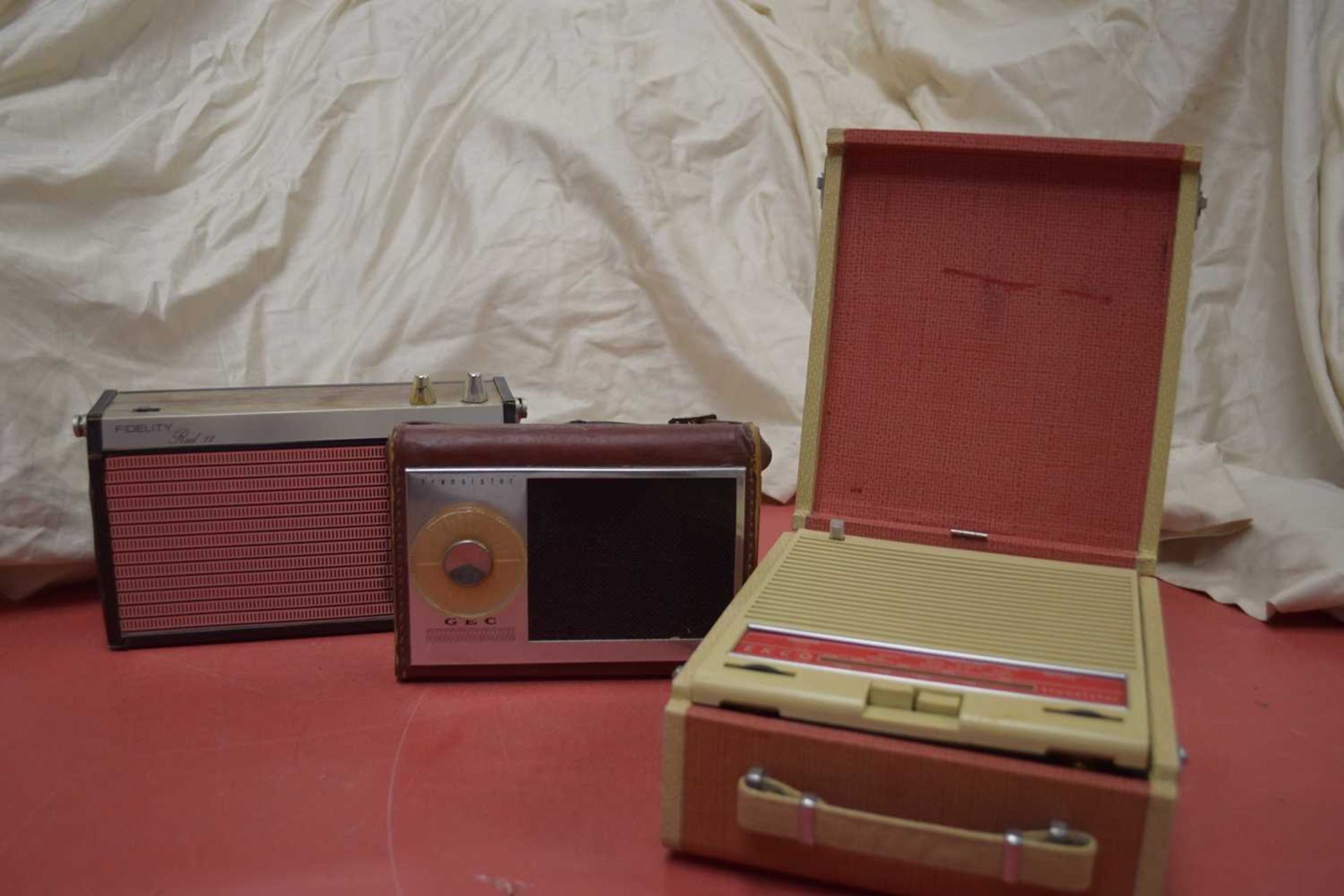 MIXED LOT: 6 RADIOS TO INCLUDE:GEC TRANSISTOR (1960), LLOYTRON 4 BAND PORTABLE RADIO WITH 2 WAY - Image 5 of 6