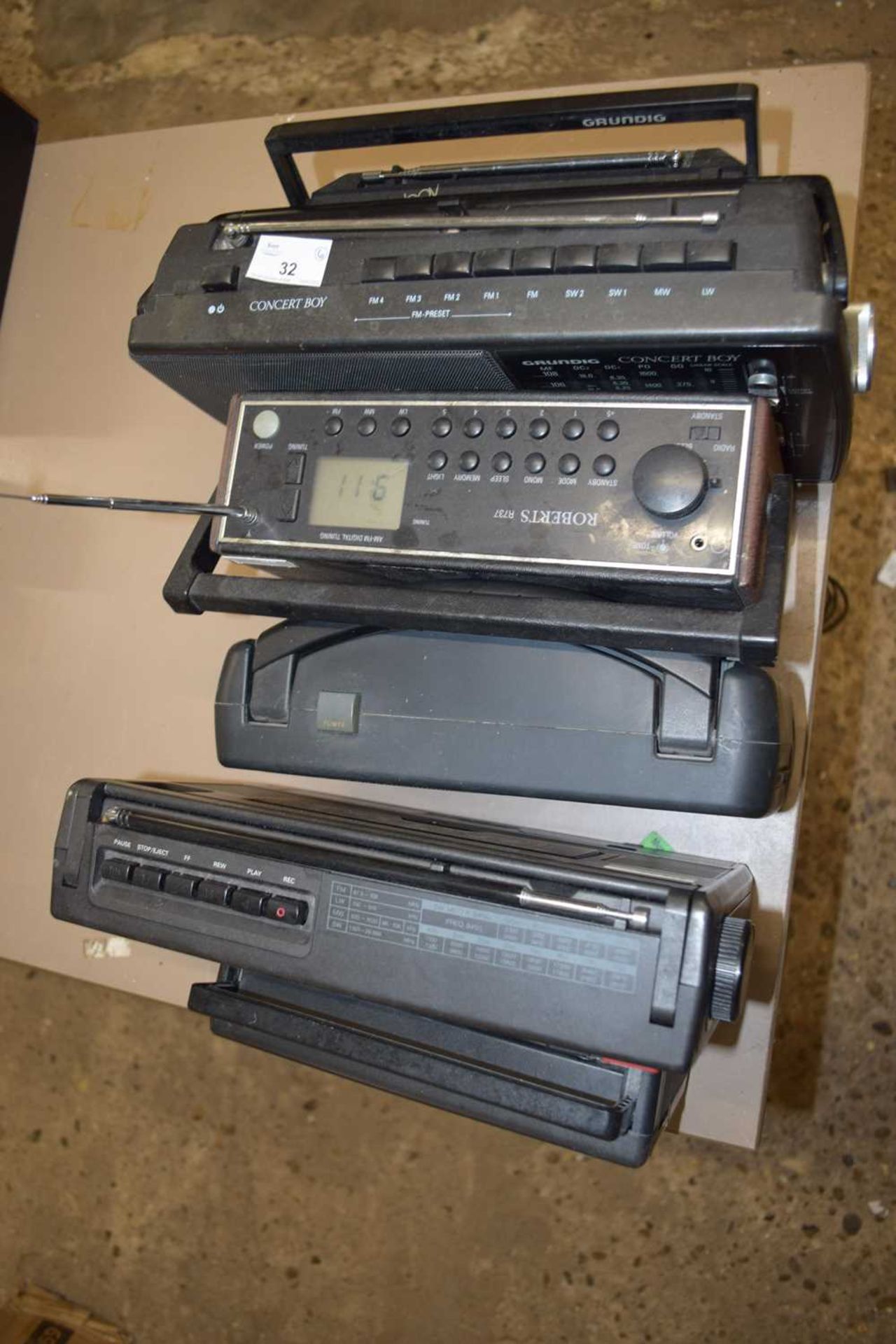 MIXED LOT: 6 RADIOS TO INCLUDE: GRUNDIG CONCERT BOY 230 (1992), PHILIPS TYPE AE 2630/05 (1994),