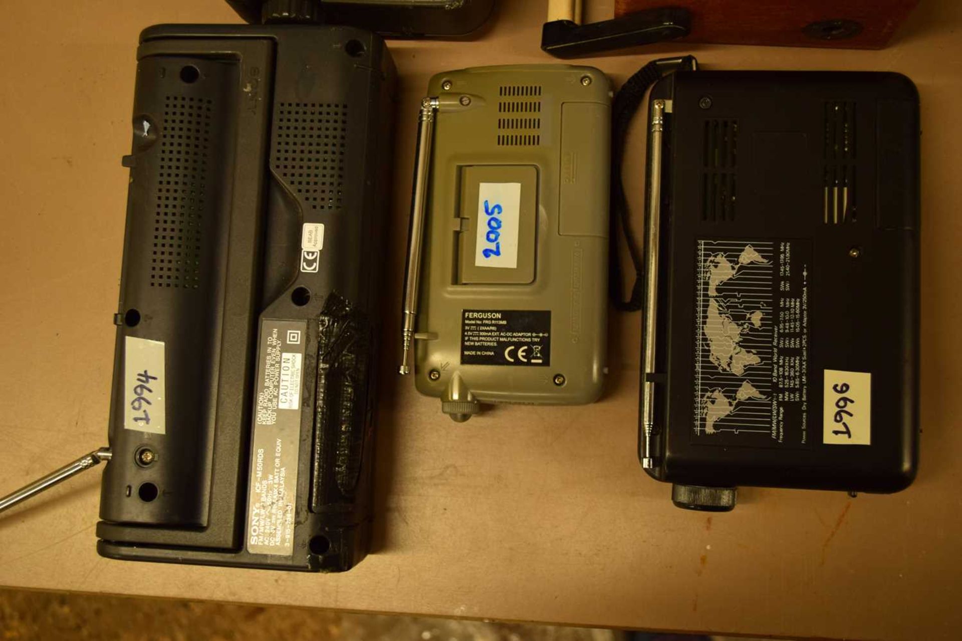 MIXED LOT: 5 RADIOS TO INCLUDE:ZEON TECH MULTIBAND RECEIVER 10 BAND (1996), ROBERTS R717 3 BAND ( - Image 4 of 5