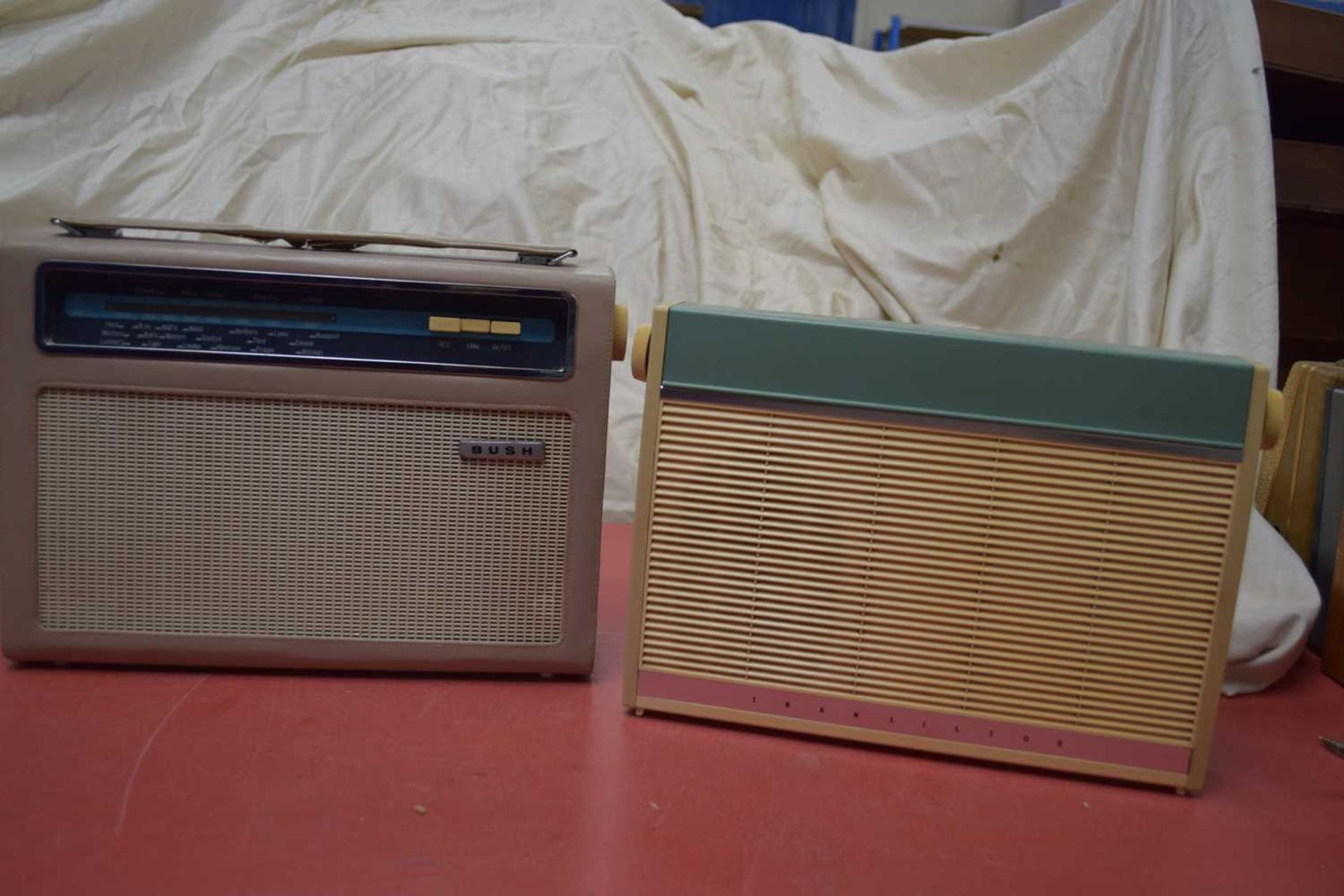 MIXED LOT: 5 RADIOS TO INCLUDE:PERIOD TOWN AND COUNTRY RADIO (1962), ULTRA TRANSISTOR SEVEN ( - Image 5 of 9