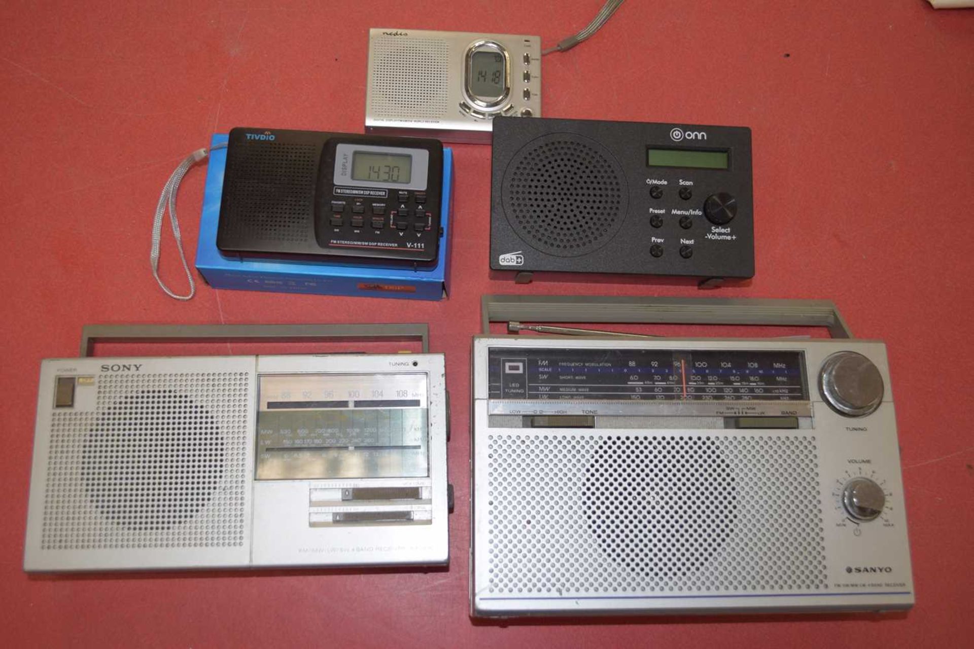 MIXED LOT: 5 RADIOS TO INCLUDE:SANYO 4 BAND RECEIVER RP8800, SONY 4 BAND RECEIVER ICF-900, ONN - Image 2 of 3