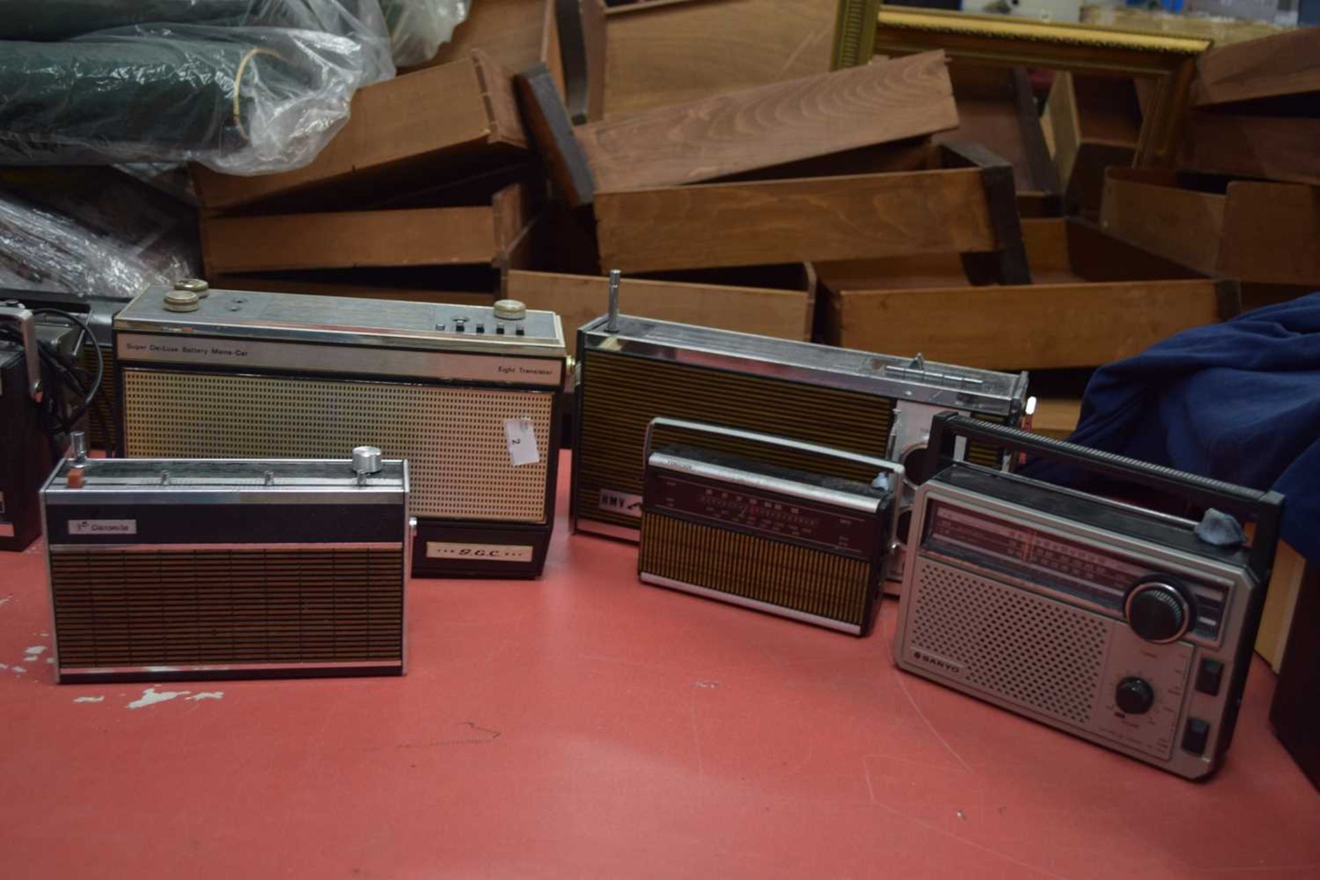 MIXED LOT: 5 RADIOS TO INCLUDE: FERGUSON 3R05 (1976), DANSETT DV5703 (1975), SANYO RP7445 (1977),