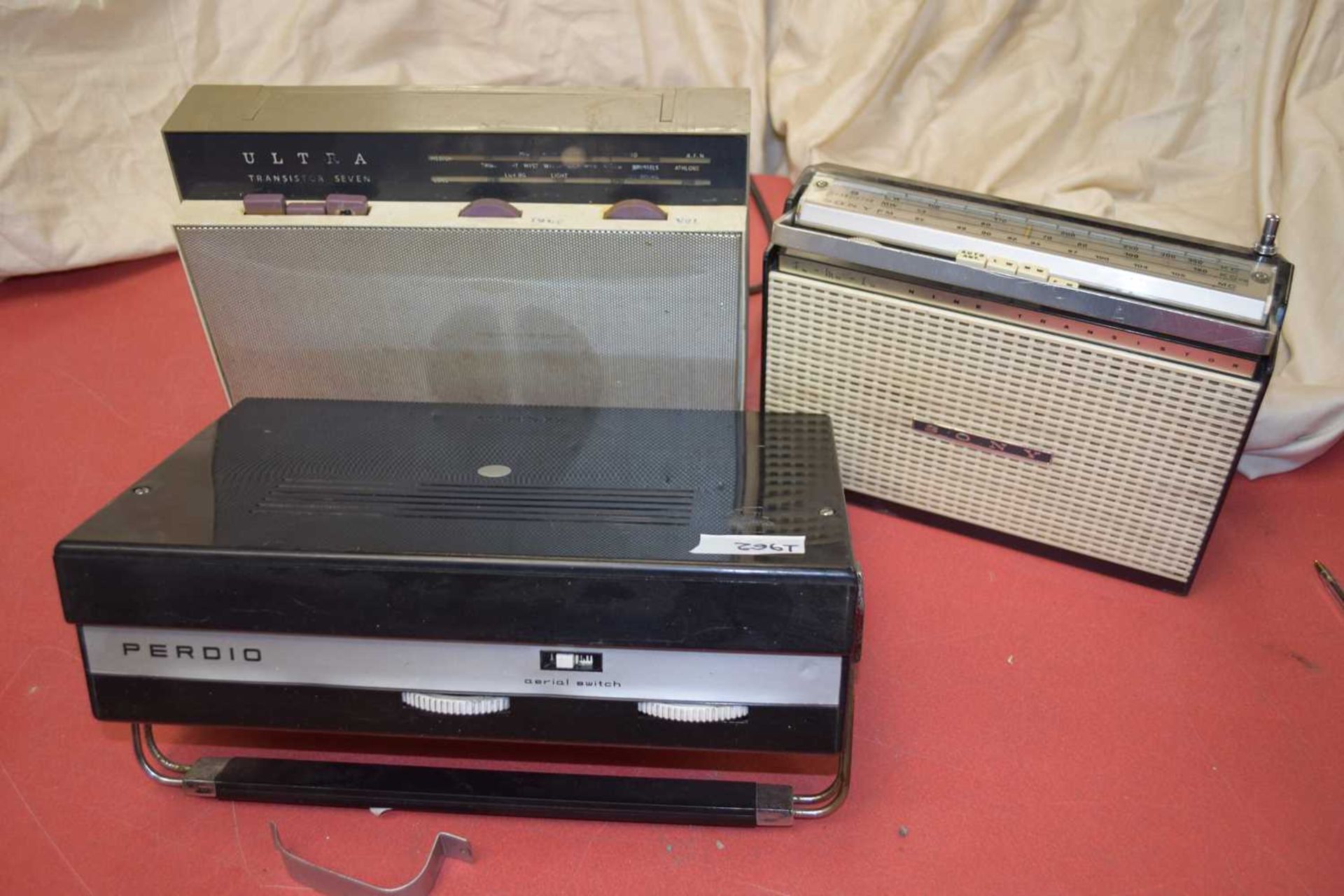 MIXED LOT: 5 RADIOS TO INCLUDE:PERIOD TOWN AND COUNTRY RADIO (1962), ULTRA TRANSISTOR SEVEN ( - Image 3 of 9