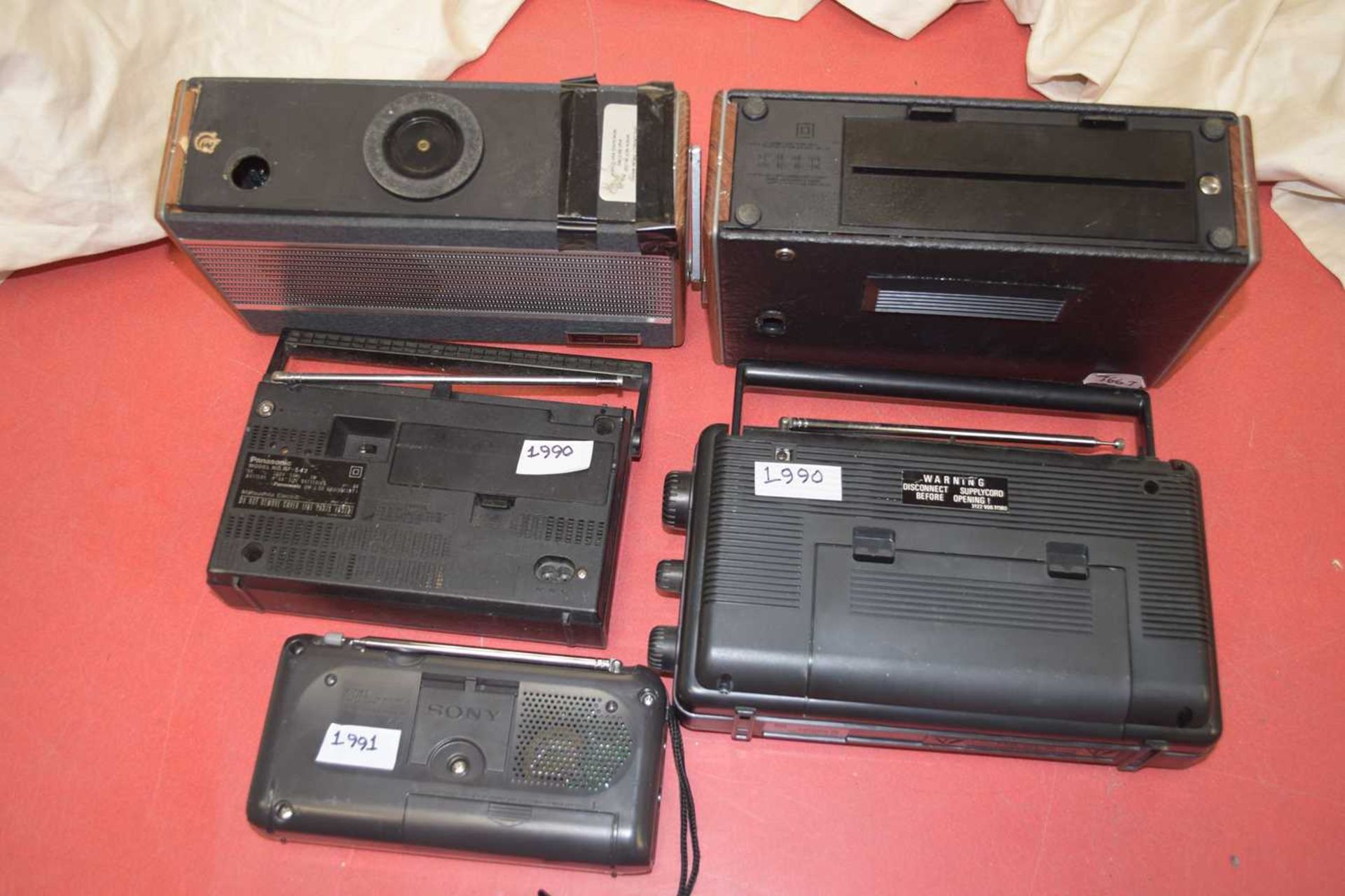 MIXED LOT: 5 RADIOS TO INCLUDE:SONY 3 BAND RADIO KF 490L (1991), PANASONIC AC BATTERY BUILT IN AC - Image 2 of 2