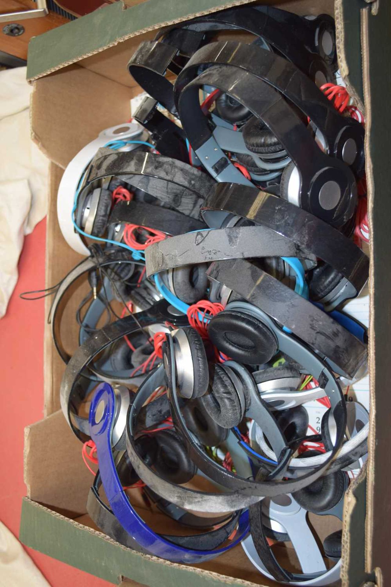 MIXED LOT OF 31 HEADPHONES