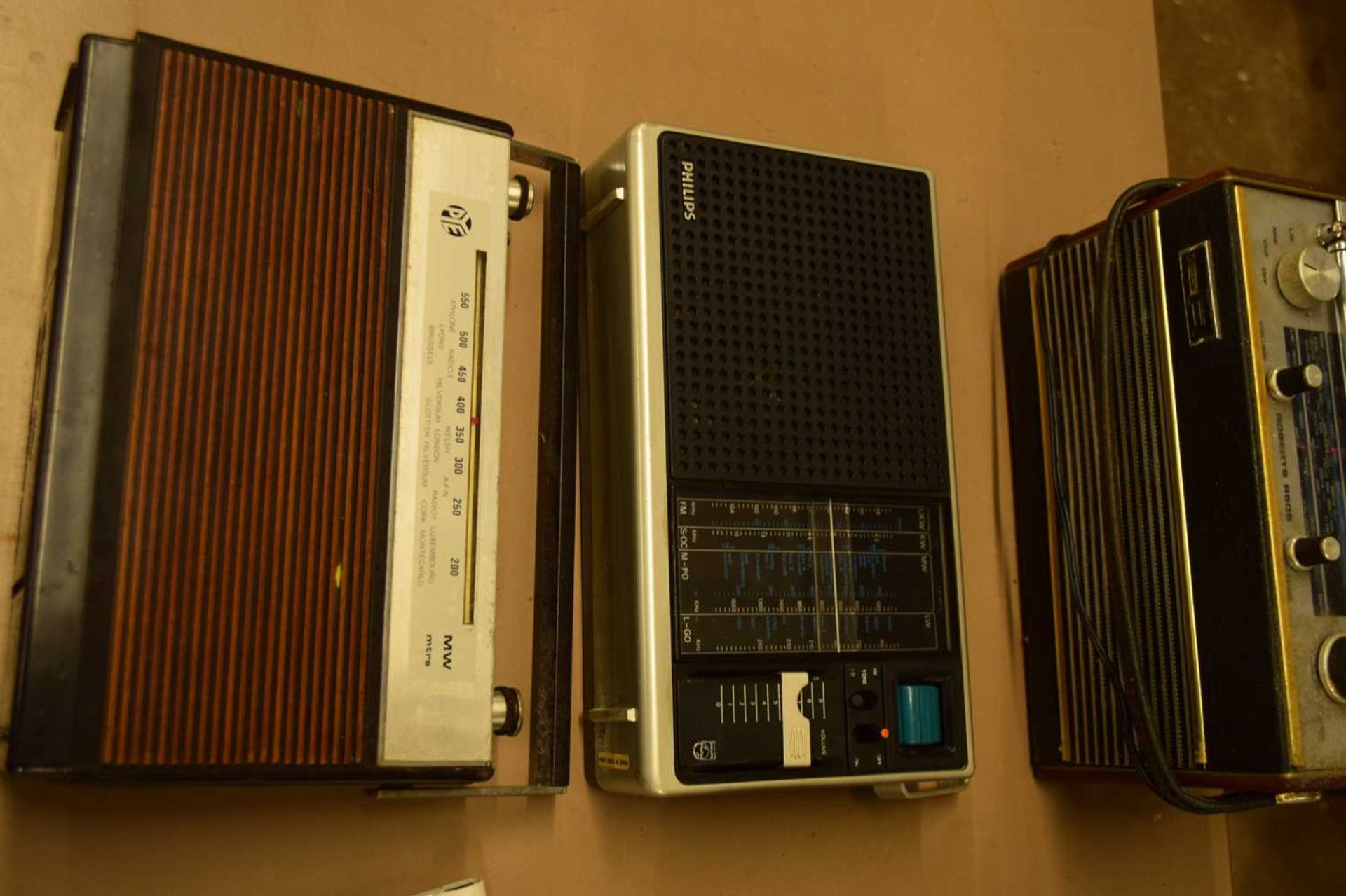 MIXED LOT: 5 RADIOS TO INCLUDE:ROBERTS RAMBLER (1975), PYE PIPPIN (1973/4), ROBERTS R300 (1966), ITT - Image 3 of 4