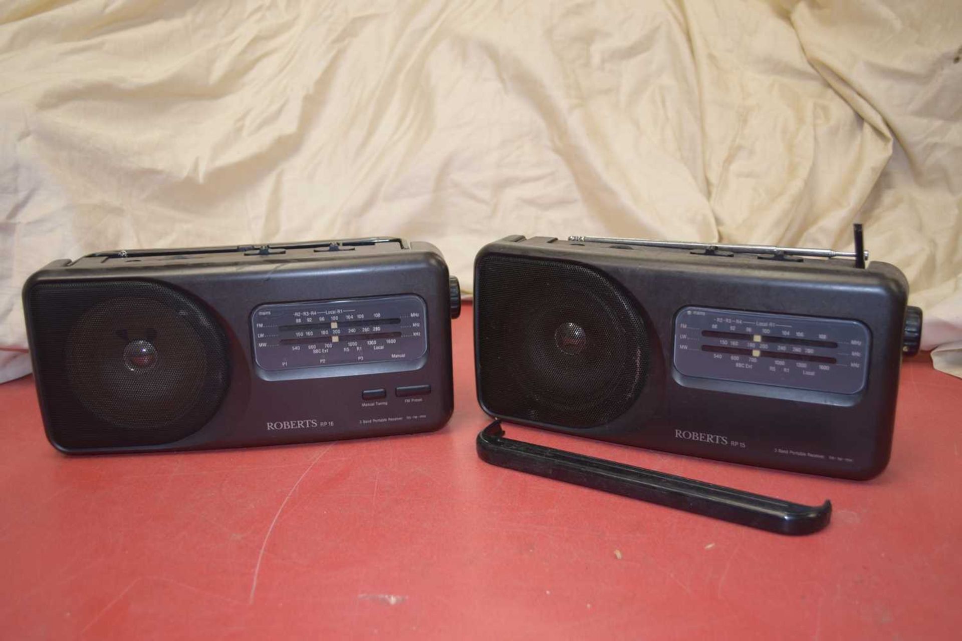 MIXED LOT: 5 RADIOS TO INCLUDE:MORPHY RICHARDS PLL DIGITAL 4 BAND RADIO WITH CLOCK AND FM R191 / - Image 4 of 5
