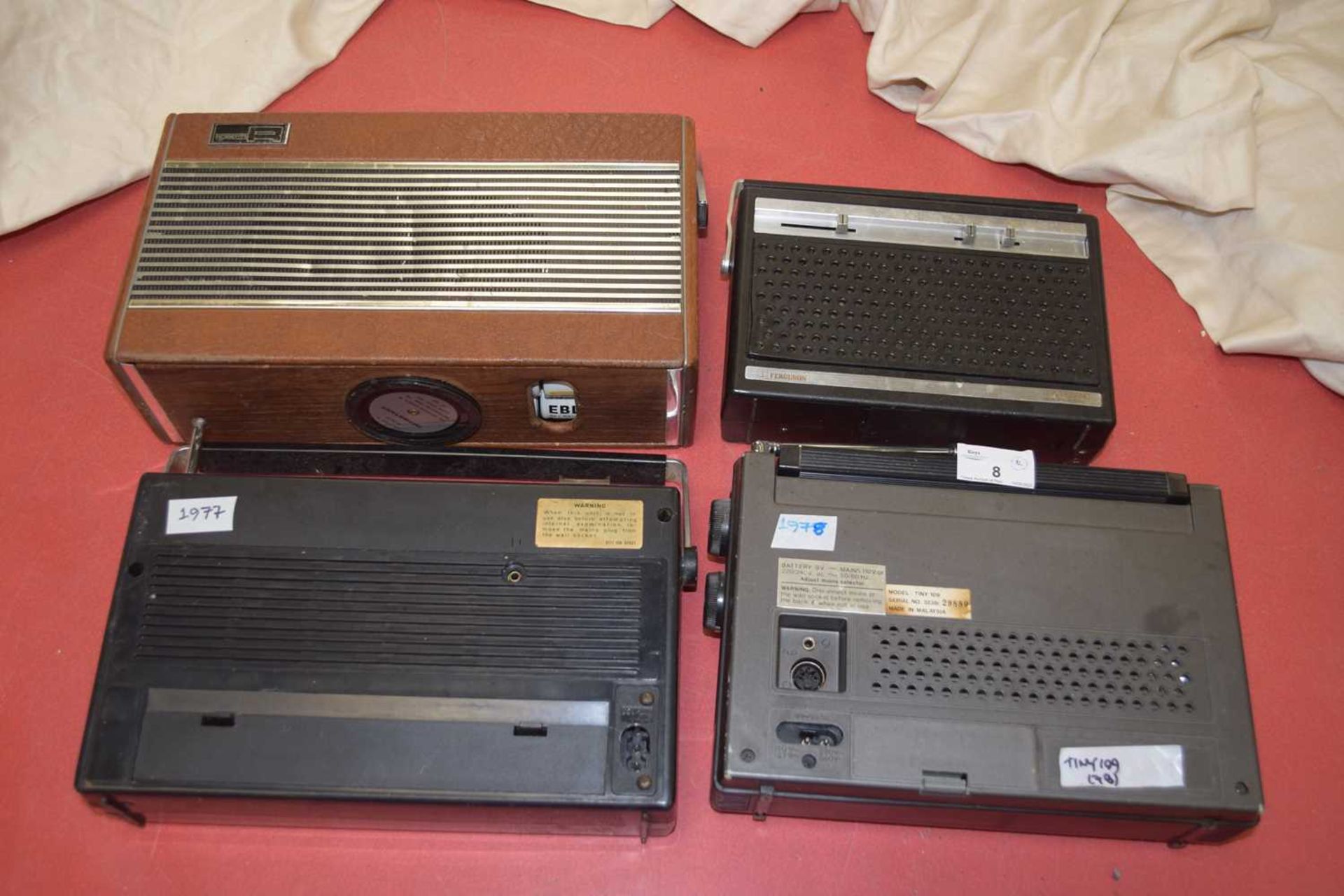 MIXED LOT: 4 RADIOS TO INCLUDE:PYE FM/AM 1650 (1977), ITT TINY 4 BAND RADIO TINY 109 (1978), - Image 3 of 3