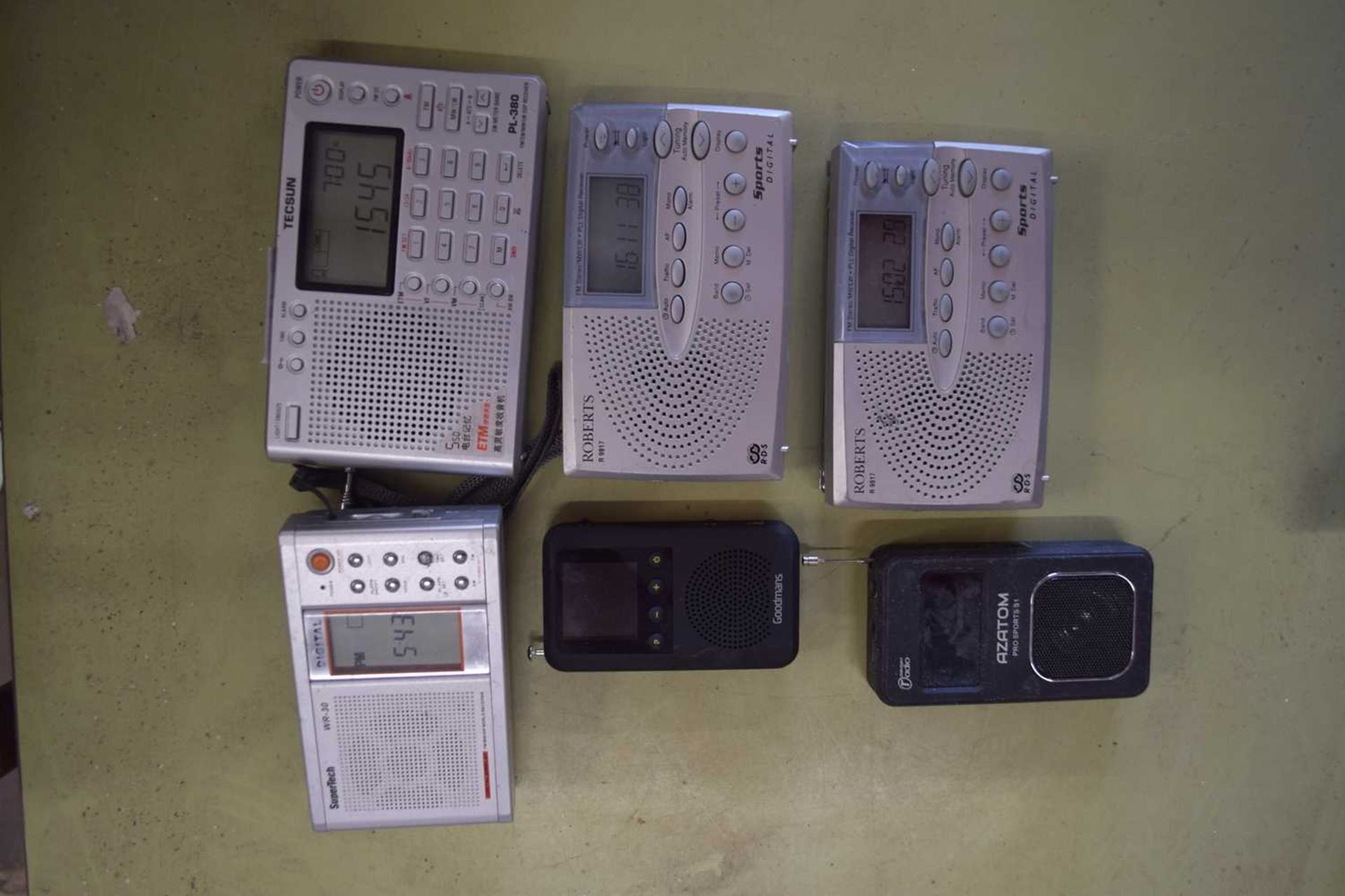 MIXED LOT: 6 RADIOS TO INCLUDE:TECSUN PL-380 (2010), ROBERTS SPORTS DIGITAL R9917 (2007), ROBERTS