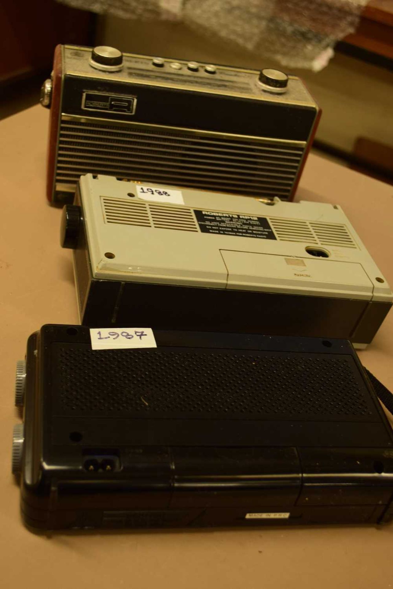 MIXED LOT: 5 RADIOS TO INCLUDE:PHILIPS SLIM LINE (1987), ROBERTS RP12 (1988), ROBERTS RAMBER III ( - Image 3 of 3