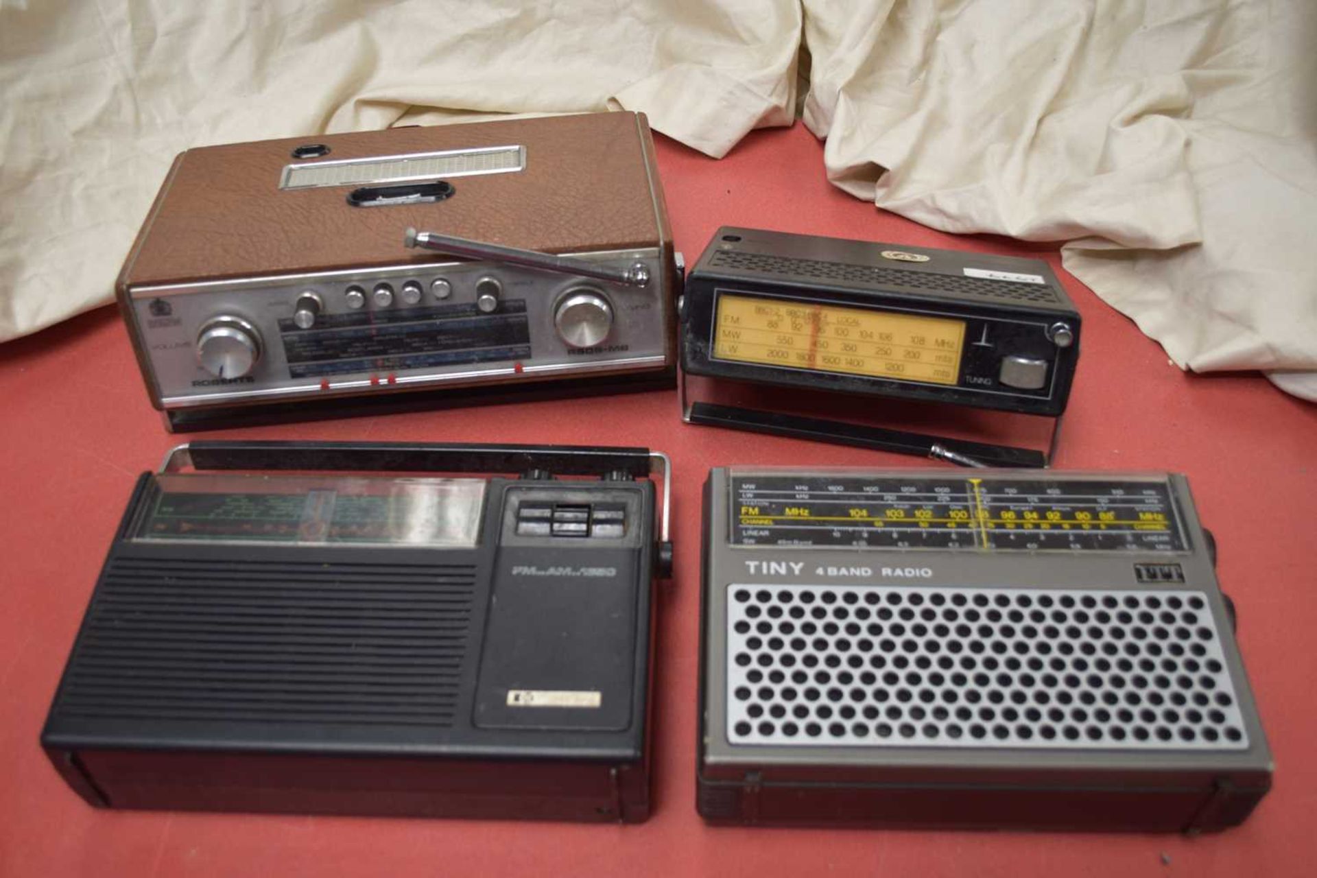 MIXED LOT: 4 RADIOS TO INCLUDE:PYE FM/AM 1650 (1977), ITT TINY 4 BAND RADIO TINY 109 (1978), - Image 2 of 3