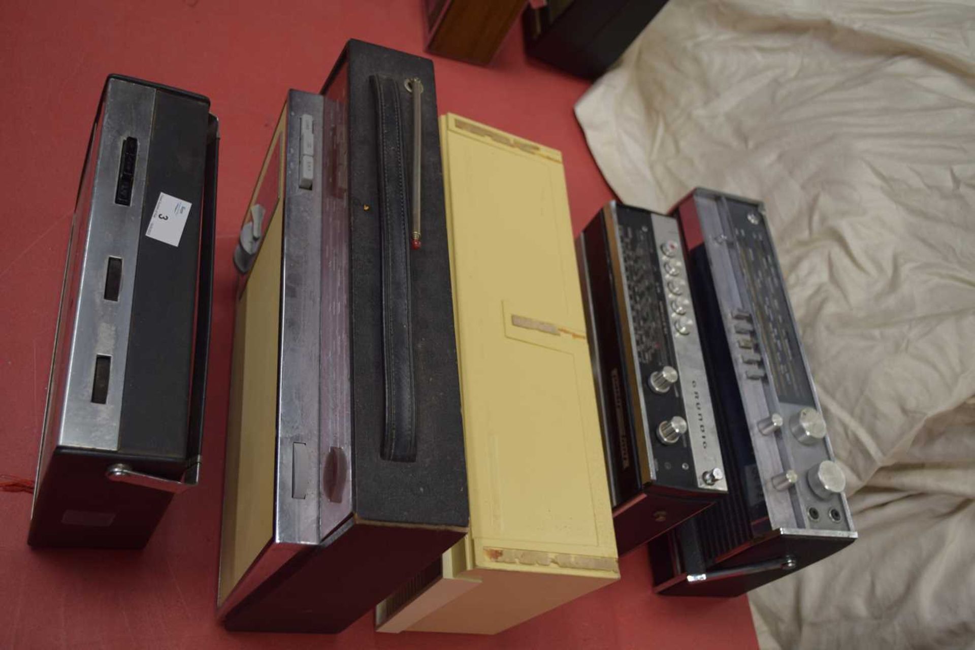 MIXED LOT: 5 RADIOS TO INCLUDE: FERGUSON 3R05 (1976), DANSETT DV5703 (1975), SANYO RP7445 (1977), - Image 6 of 6