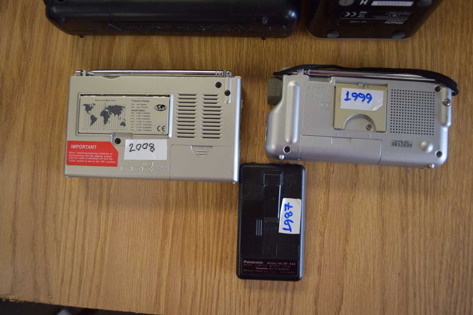 MIXED LOT: 6 RADIOS TO INCLUDE:HITACHI (1986), PANASONIC POCKET SIZED RF-422 (1987), HITACHI - Image 2 of 3