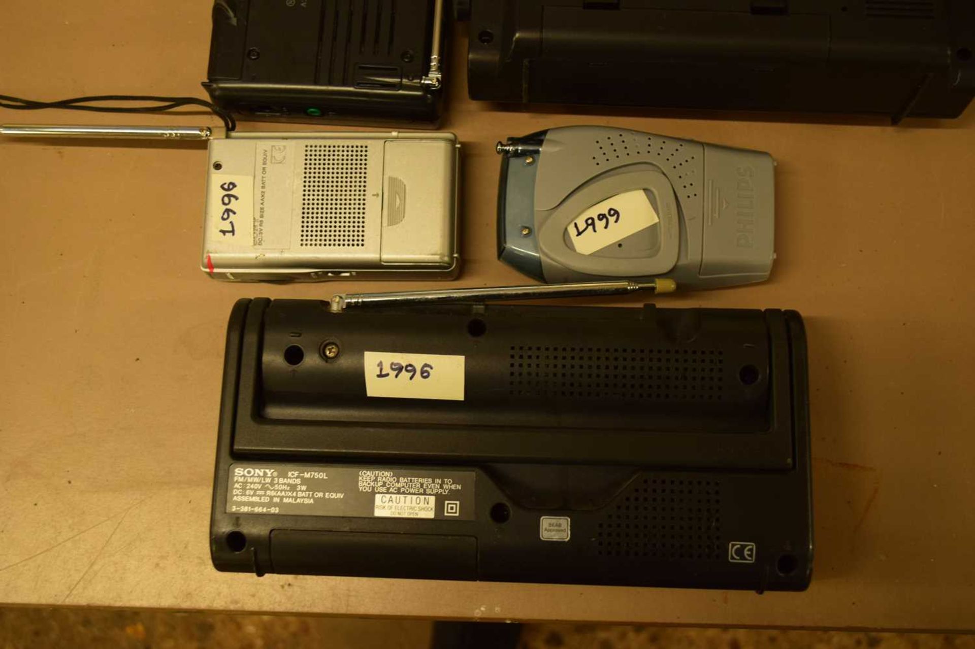 MIXED LOT: 6 RADIOS TO INCLUDE:SONY ICF-M750L 3 BAND (1996), PHILIPS POCKET RADIO AE1505 (1999), - Image 5 of 5
