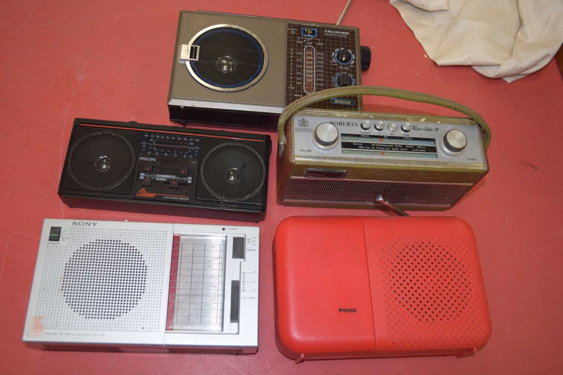 MIXED LOT: 5 RADIOS TO INCLUDE:WALKMAN 3 BAND RADIO (1985), PHILIPS D1672 STEREO RECEIVER (1985), - Image 2 of 3