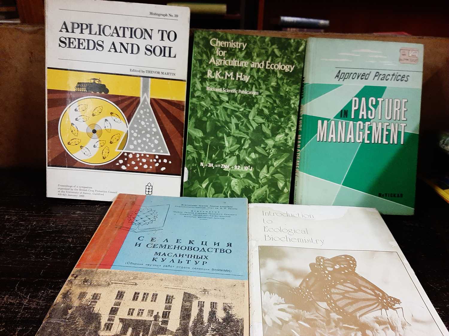 12 agriculatural related books to include Insect Pests of the Farm and Garden Crops, The Ministry of - Image 2 of 2