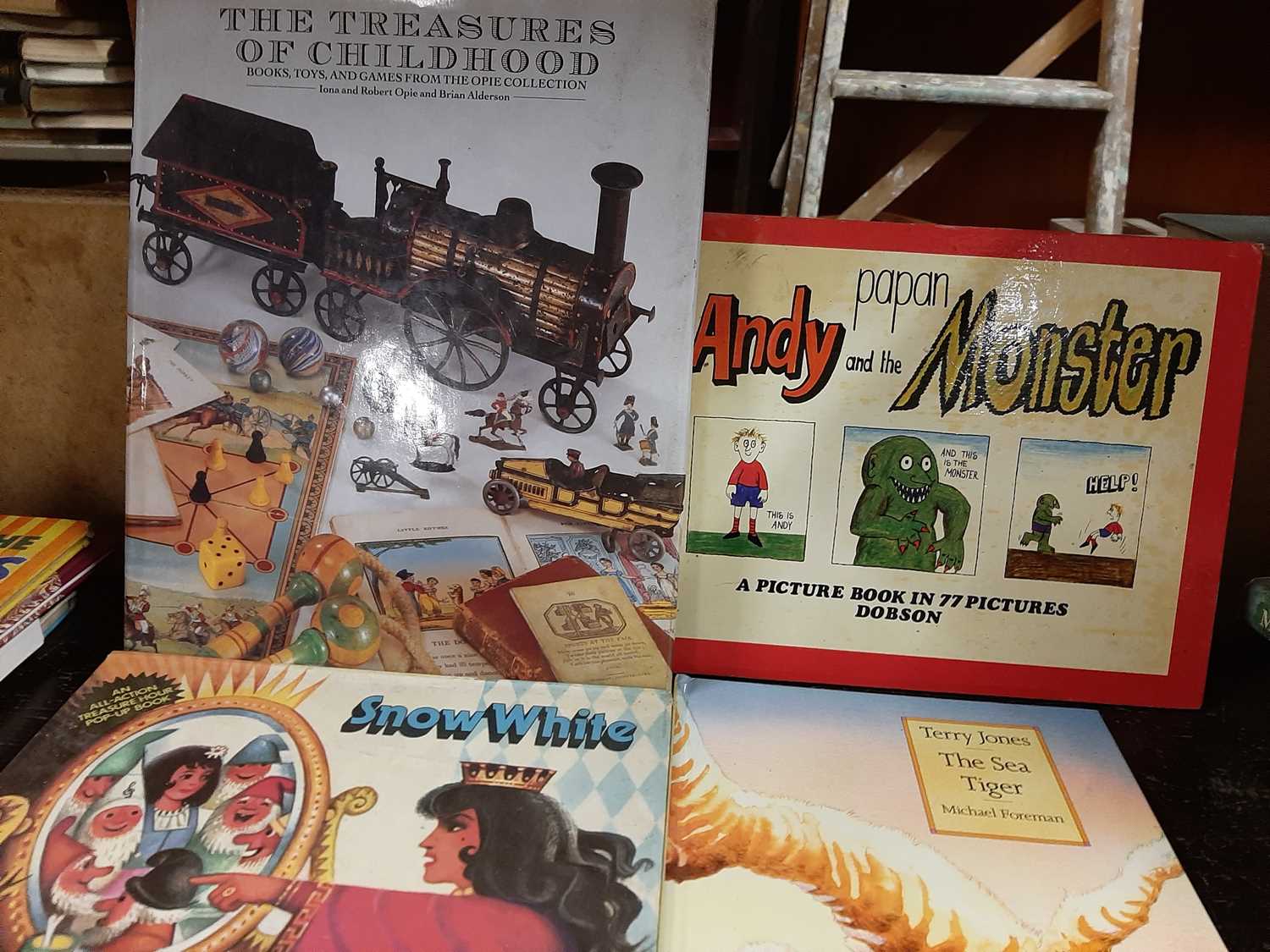 Box containing approx 25 children's books and annuals (182)