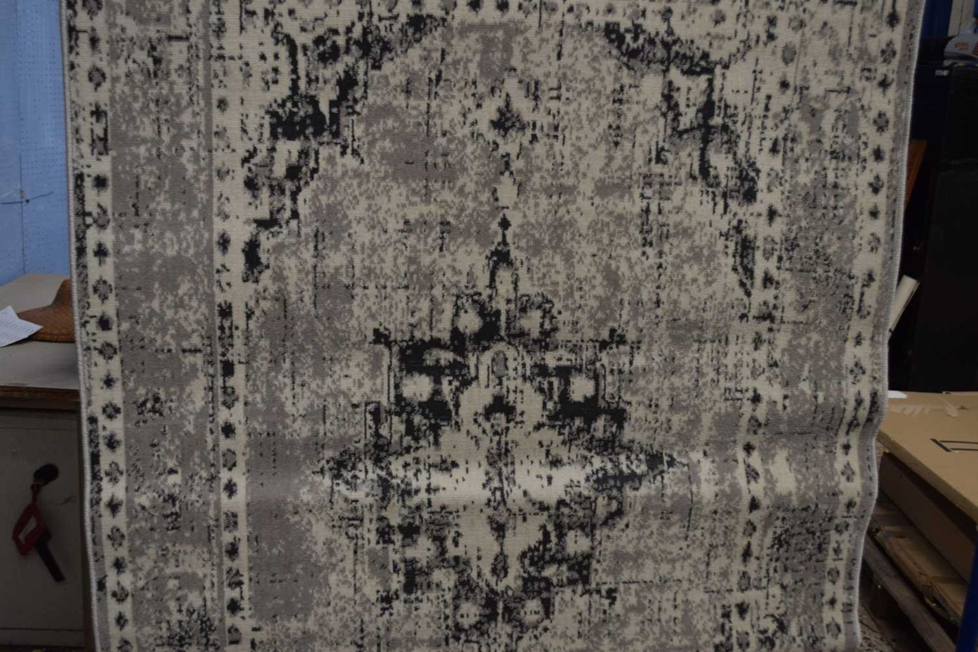Grey floor rug, 120cm wide