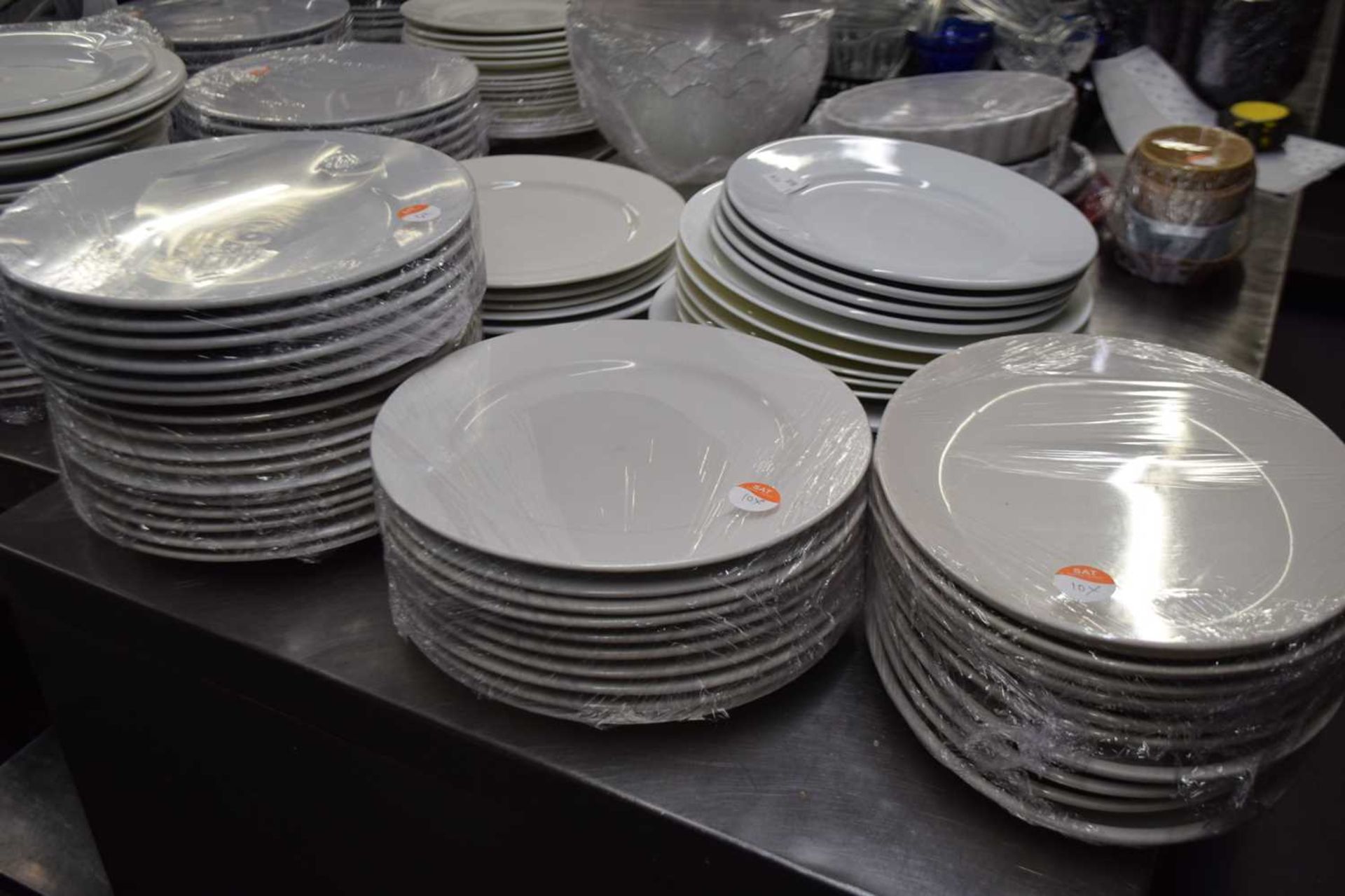 Large quantity of mixed serving plates - Image 2 of 2