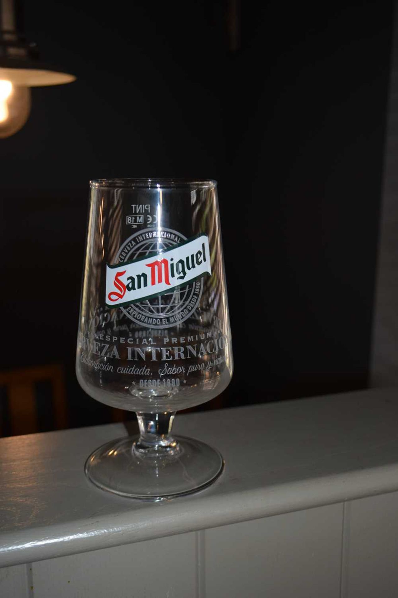 Box containing 12 San Miguel branded pint glasses - Image 2 of 2