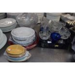 Mixed lot to include mixed serving dishes, glass bowls and dessert glasses/dishes