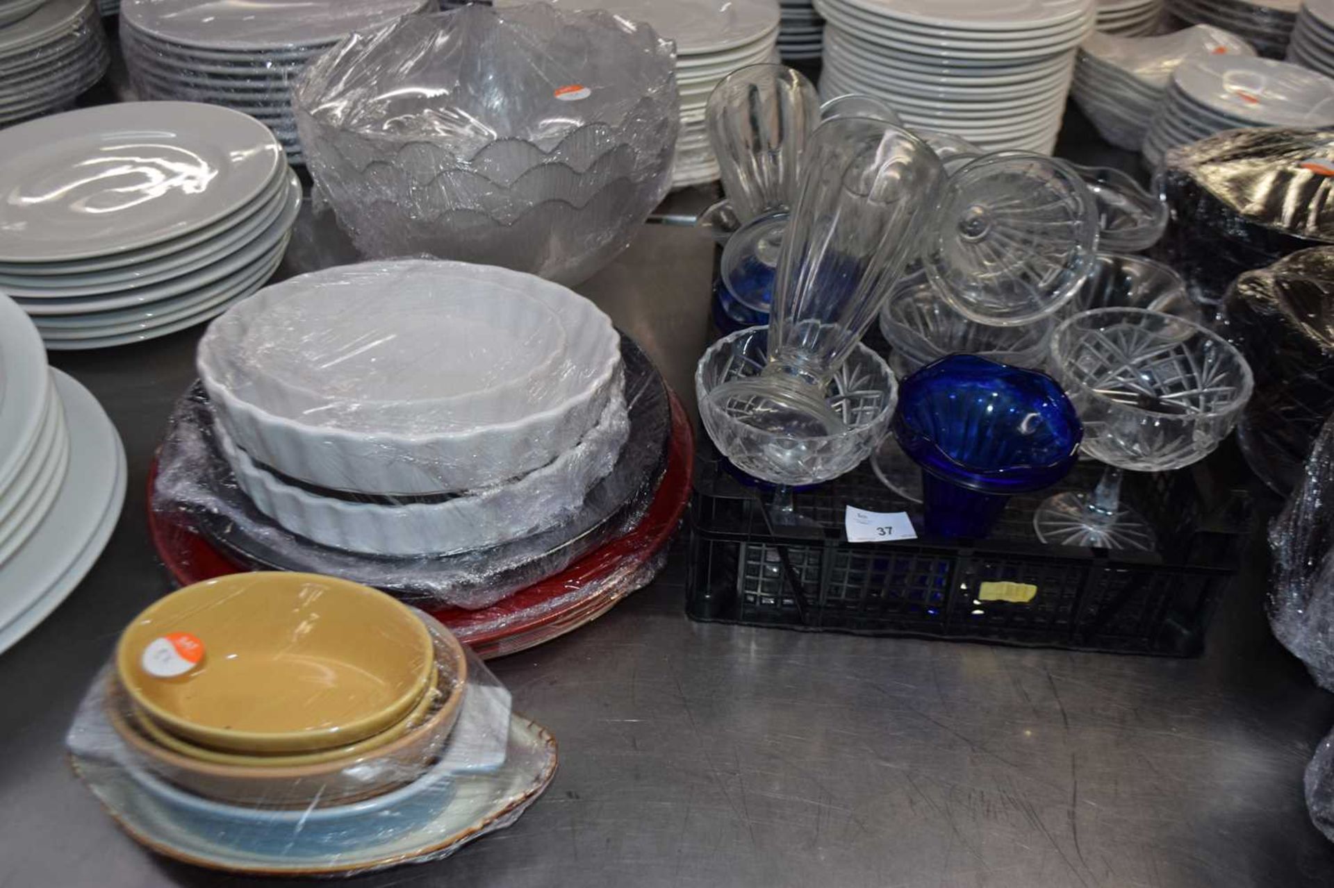 Mixed lot to include mixed serving dishes, glass bowls and dessert glasses/dishes