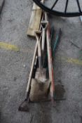 Mixed lot of garden tools to include spades, forks, edgers etc