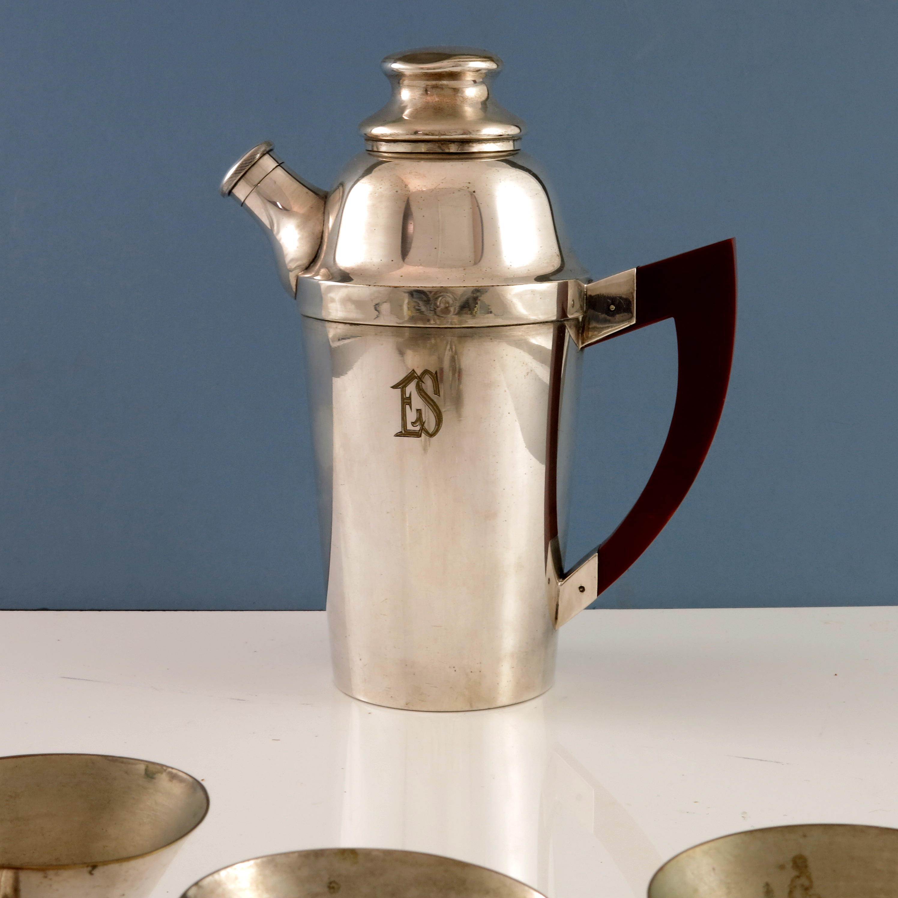 An Art Deco silver plated and bakelite cocktail set - Image 4 of 6