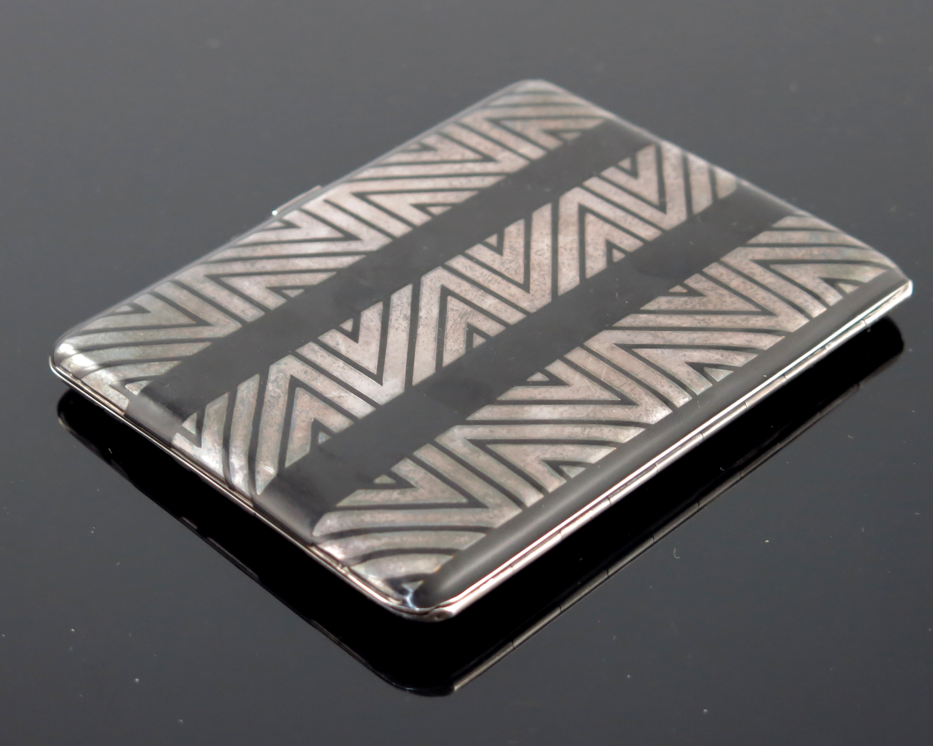 A French Art Deco silver and enamelled cigarette case - Image 2 of 3